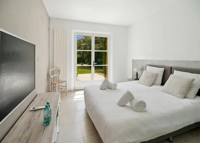 Villa Grande St-tropez Avec Piscine Chauffee Gassin